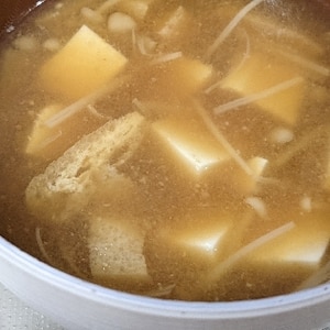 えのき・木綿豆腐・油揚げの味噌汁（赤みそ）